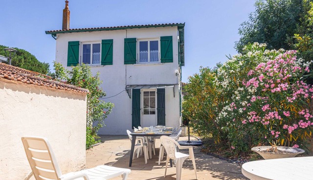 Holiday Home “Grande Maison Familiale” with Private Terrace and Garden