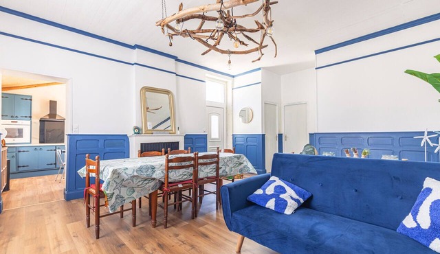 Holiday Home “Maison Cosy Avec Cour” with Private Terrace and Garden
