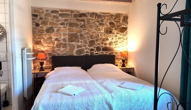 Holiday Home 'Domaine De Bellac - Le Calèche' with Shared Pool, Private Terrace & Wi-Fi