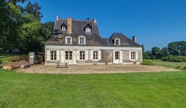 Holiday Home 'Gîte De Charme Bord De La Mayenne' with Shared Terrace and Wi-Fi