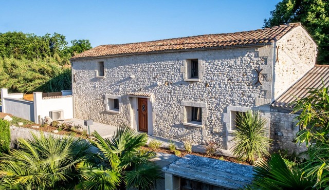 Holiday Home 'Le Clos De La Grange Near Beaches' with Private Terrace, Wi-Fi and Air Conditioning
