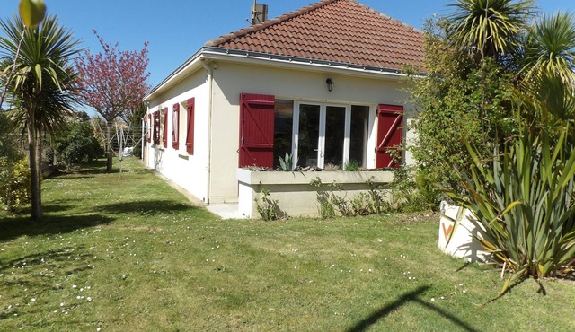 House 400 m from the beach and port, 5 people
