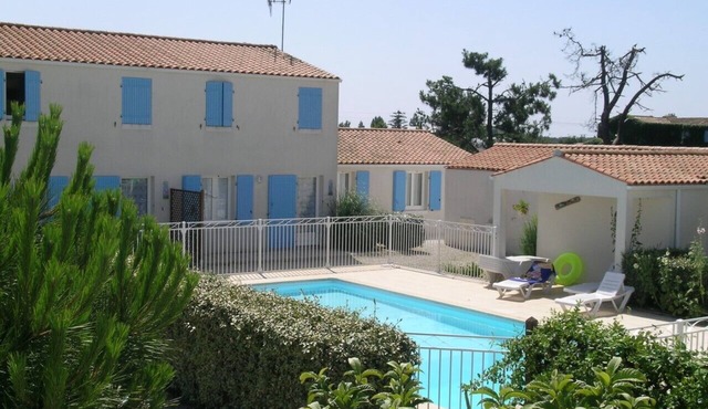 House for 6 people in small residence with swimming pool.