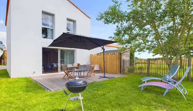 House for 6 adults/1 child – shared pool