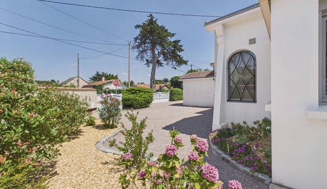 House for 6, garden, 30m from the sea