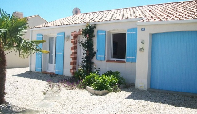 House near pond, enclosed garden, 2 bedrooms