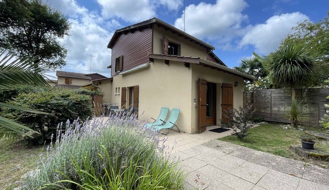 House with enclosed garden - 4 guests