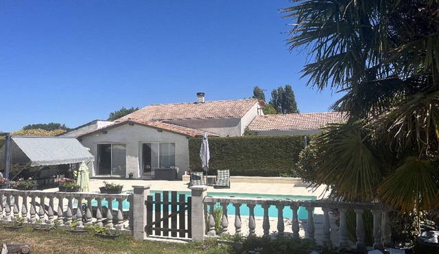 House with garden and swimming pool.