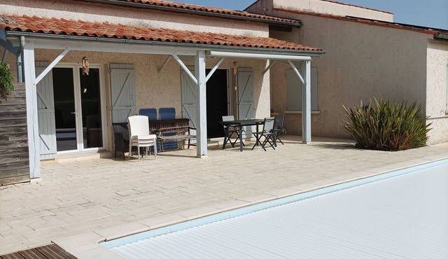 House with private pool 25 km from the sea