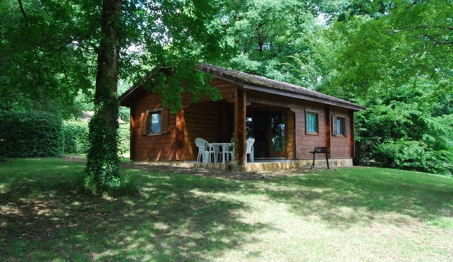 In the Périgord Noir, between Sarlat and Montignac, comfortable chalet* in a peaceful setting