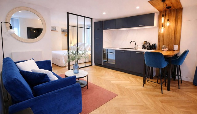 Independent, peaceful cocoon in the heart of the village - sleeps 4