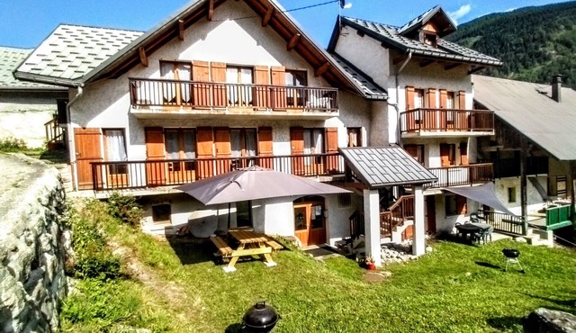 Just 5 minutes from the Domaine des Sybelles! Fully equipped apartment with view.