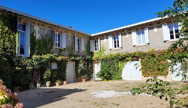 "L'Annexe de Camillac - Chambres d'hôtes Côtes Bourg Gironde" on the Vélodyssée