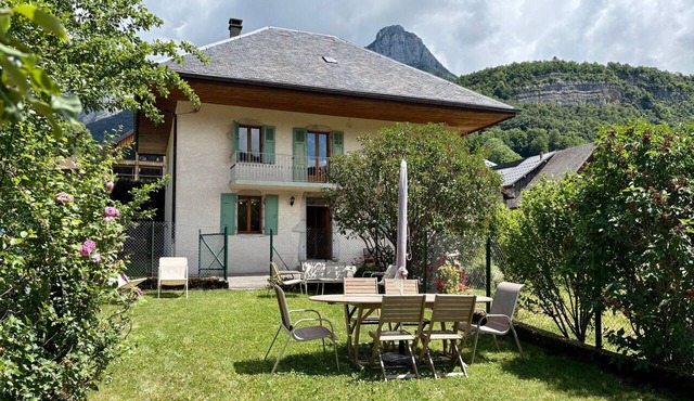 La Grange des Lilas – Garden, Wifi & Parking in the Heart of the Mountains