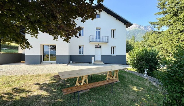 La Pallud Holiday Home: Mountain View, Wi-Fi, Air Conditioning