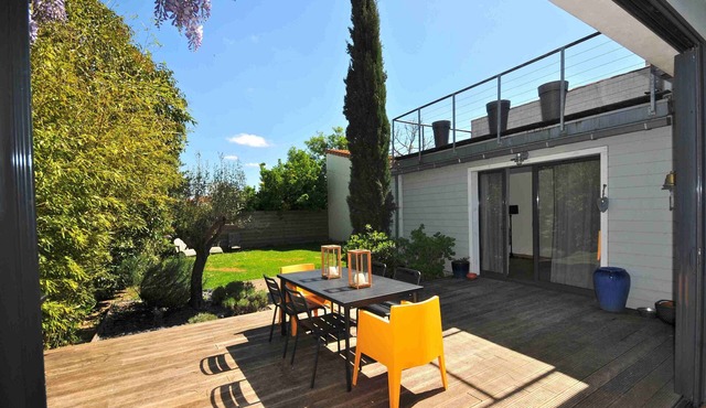 La Rochelle House, summer swimming pool, quiet residential area near downtown