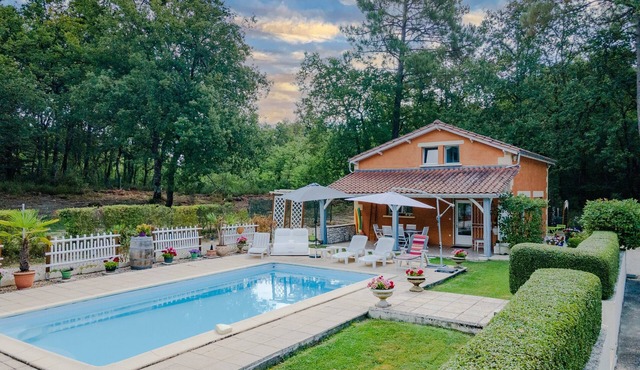 La Villa du Mas des Chênes avec piscine : l'art de vivre en Périgord