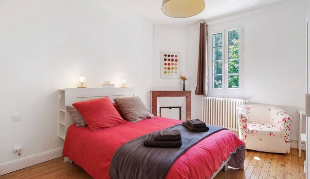 Lalande de Pomerol Guest Room with Shared Terrace, Garden, and Wi-Fi