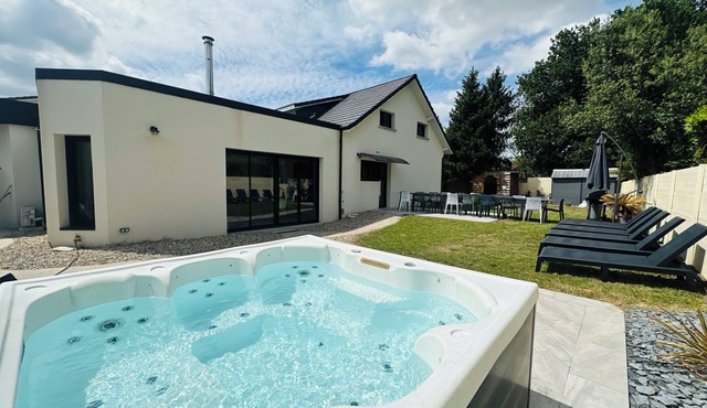 Large 10-bedroom house - Jacuzzi - Garden - Near Bordeaux & Tram