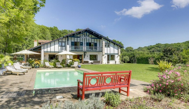 Large Basque villa with swimming pool near Biarritz
