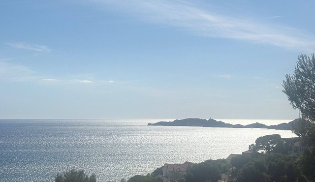 Large bright T3, exceptional sea view on the Corniche Marseille 13007