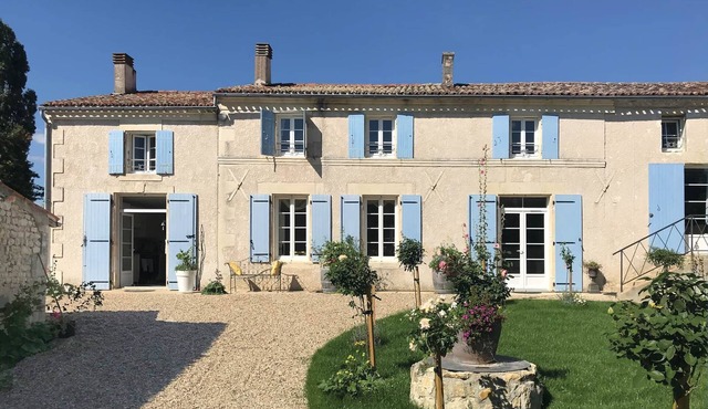 Large Family Gîte. Sleeps 12, Heated Pool, Accessible Suite, Games Room