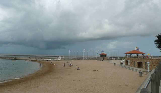 Large family house in a quiet area close to the sea and the beach