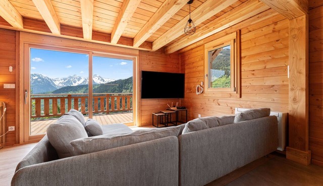 Large chalet for 14 people + private Nordic hot tub, Alps, ski-in/ski-out