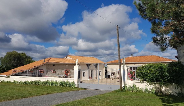 Large French Farmhouse with private pool in rolling countryside