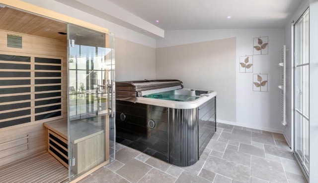Large Longhouse with HOT TUB & SAUNA, 4 BATHROOMS, 4 TVs
