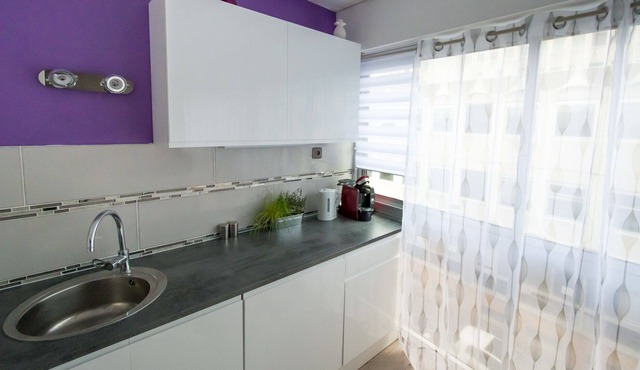 LARGE TOWN STUDIO WITH PRIVATE PARKING