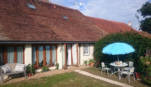 Le Poirier Perfect for 2 adults and 2 children Heated Pool and Games Room