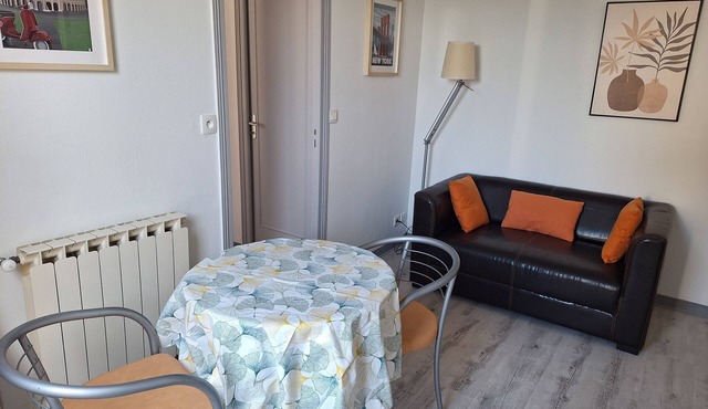 Les Plantes: Apartment and vacation rental with a terrace
