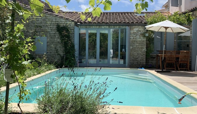 Les Portes au coeur du village -Piscine jardin clos et Animaux Bienvenus calme