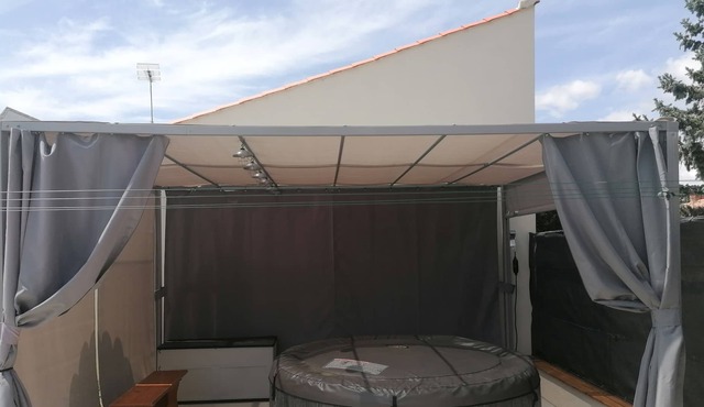 LONGERE AND JACUZZI DIRECTION TO THE OCEAN IN VENDEE