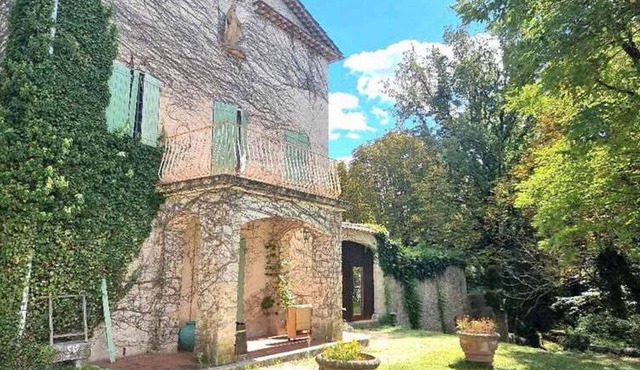 Magnificent wine estate of 32 hectares.