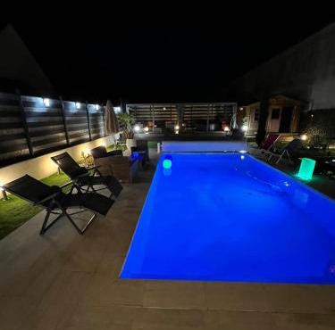 Maison 8 pers avec piscine chauffée jacuzzi proche orleans