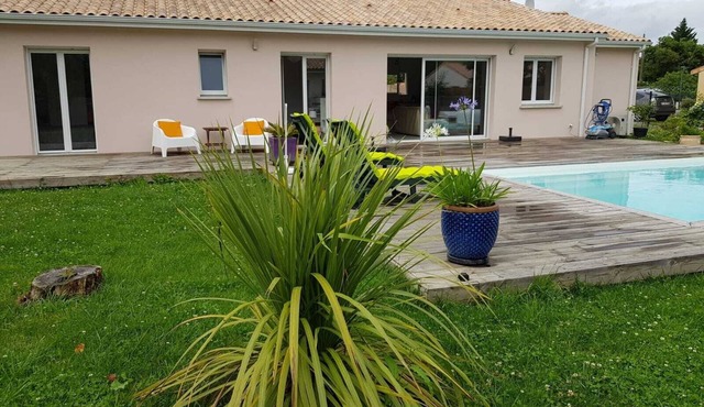 Maison Avec Piscine et Jardin Près du Lac, des Plages et de la Piste Cyclable