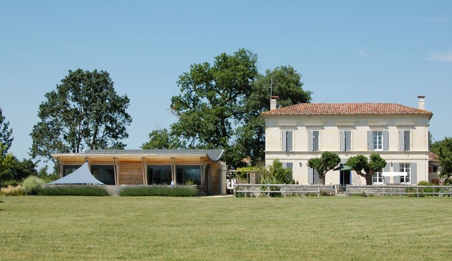 Maison de Maitre with Indoor Pool, 20 minutes to the beach