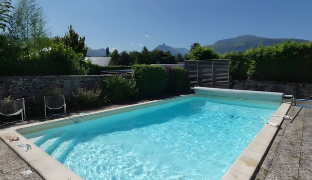 Maison l'Oustaou with Pool, Mountain View and Large Enclosed Garden