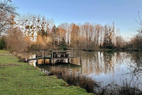Maison Paisible avec Etang Privé in Secondigny