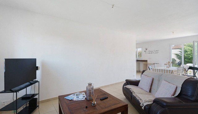 Maison Soleil: private terrace, private garden & Wi-Fi in Saujon