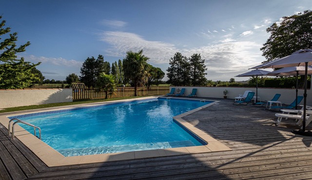 Metal, Gîte de Charme, Climatisé, Piscine et Grand Terrain, 30 Minutes de Royan