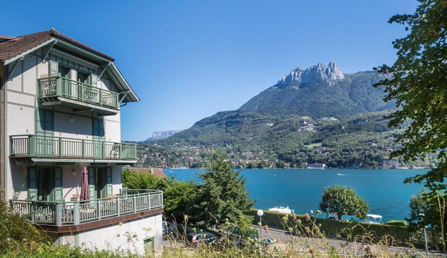 "Modern Loft" facing Annecy Lake