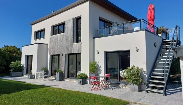 New, bright, spacious house. 150 m from the beach and 400 m from the port. 8 beds
