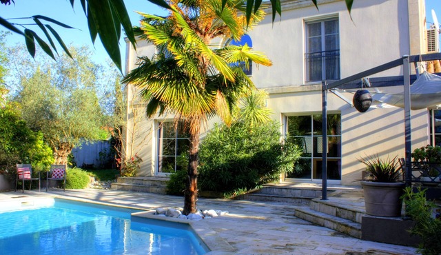 Nice house, 5 bedrooms with heated pool in 15 minutes from Bordeaux Center