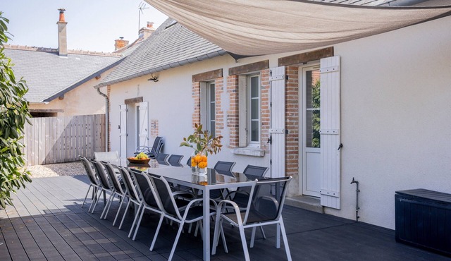 Parenthèse Sologne – Spacious Longère for 14 with Private Terrace, Garden & Wi-Fi in Neuvy