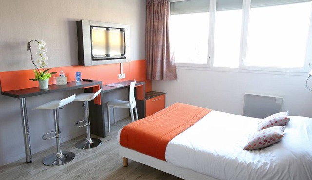 Paris Area Studio Near Villejuif Metro, Shops and Local Restaurants in Chevilly-Larue