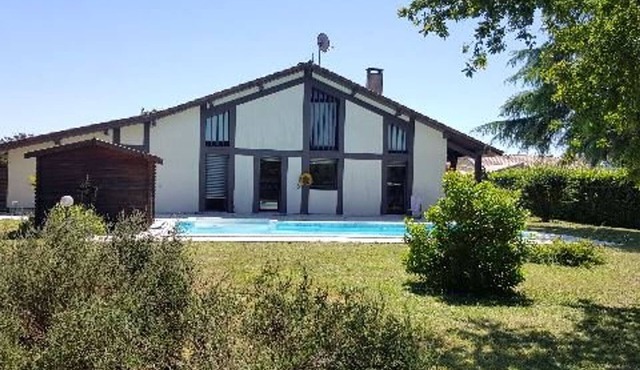 Peaceful villa with pool, pets welcome - 8 guests
