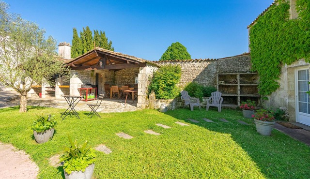 Petite house "Gîte Le Chai" with shared pool, Wi-Fi and air conditioning